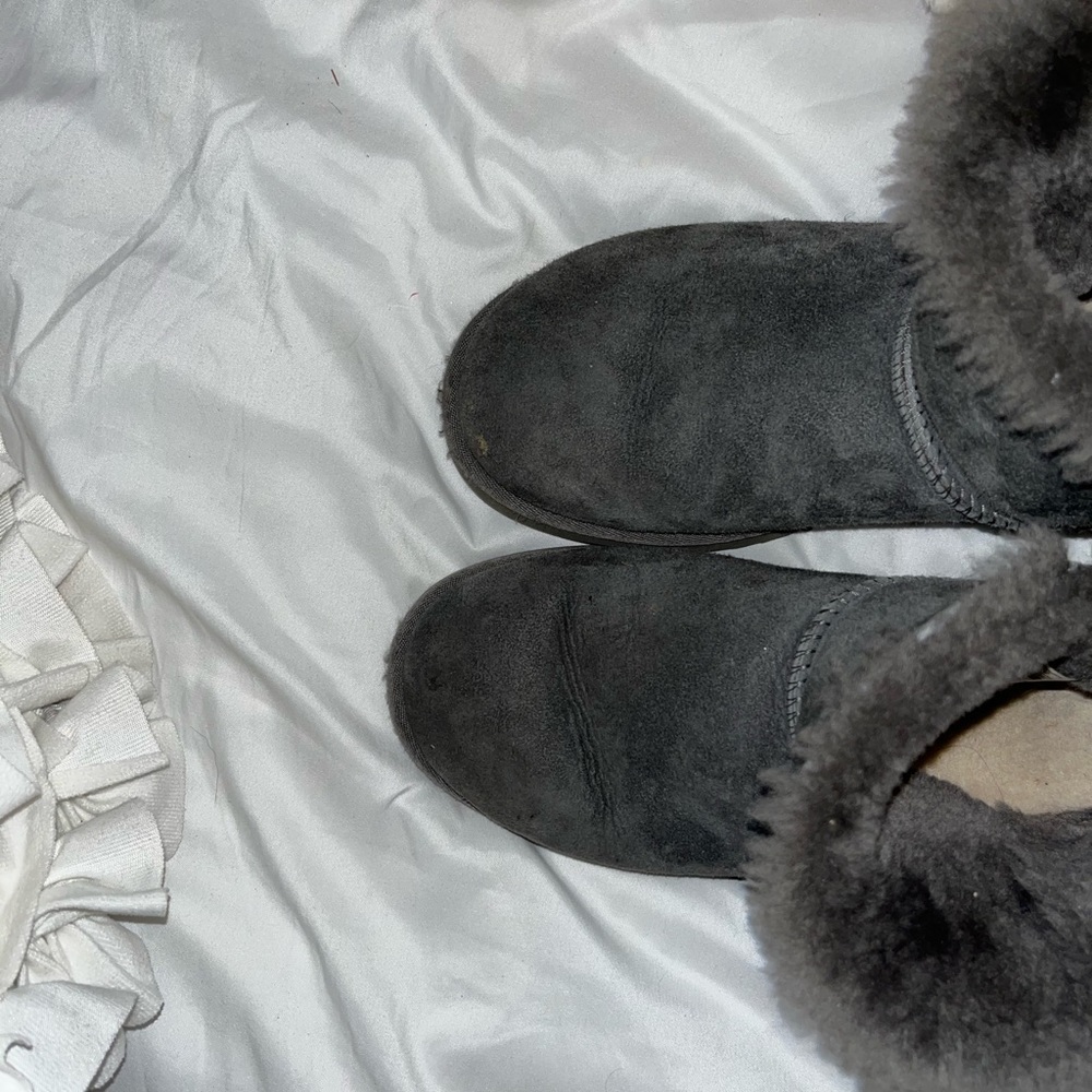 Uggs!! - image 2